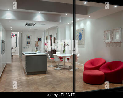 Außenansicht mit offener Küche und Wohnbereich mit Kunstwerken in Chesilton Road Home, UK Stockfoto