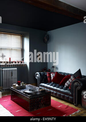 Wohnzimmer mit Chesterfield-Sofa und Tartan-Kissen in Corbet Wharf Apartments, UK Stockfoto