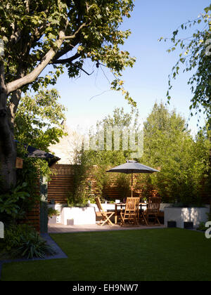 Gartenansicht mit Terrasse Sitzecke im Ellerby Straße Haus, UK Stockfoto