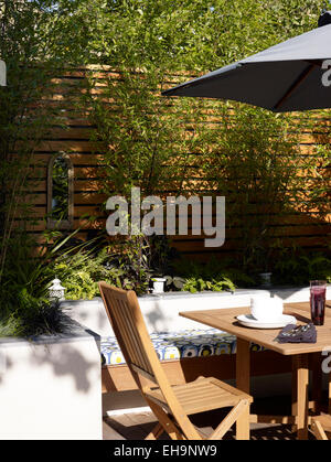 Garten einpflanzen Detail um Sitzecke mit Bambus Ellerby Street Hauses, UK Stockfoto