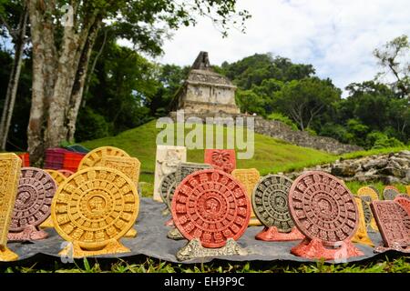Souvenirs vor einem Maya-Tempel, Yucatan, Mexiko Stockfoto