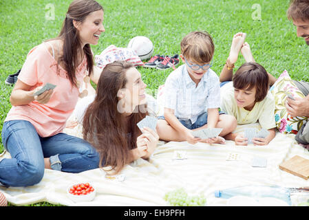 Familie mit Picknick und spielen Kartenspiel Stockfoto