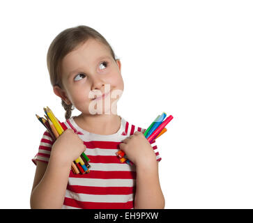 niedliche kleine Mädchen halten bunte Bleistifte und Marker nachschlagen Vorstellung Ideen isoliert auf weißem Hintergrund Stockfoto