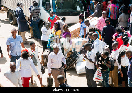 Menschen warten auf Bus, Dubois Street, Downtown Nairobi, Kenia Stockfoto