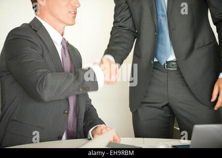 Geschäftsleute, die Hände schütteln Stockfoto