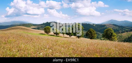 Landschaft von Hügeln und Bergen Stockfoto