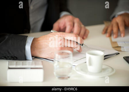 Geschäftsmann unterzeichnende Dokument Stockfoto