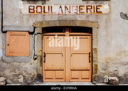 Fassade geschlossen der alten Bäckerei im Dorf Alaigne, Departement Aude, Languedoc-Roussillon, Frankreich Stockfoto