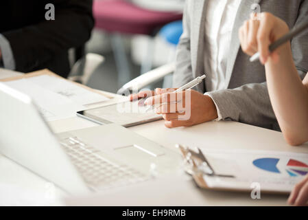 Geschäftsleute, die Zusammenarbeit, beschnitten Stockfoto