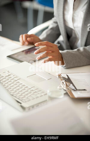 Geschäftsfrau mit Laptop-Computer, beschnitten Stockfoto