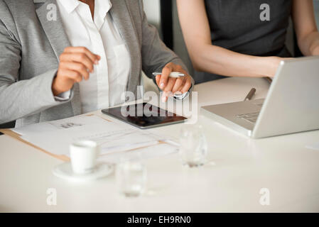 Geschäftsfrauen, die Zusammenarbeit Stockfoto