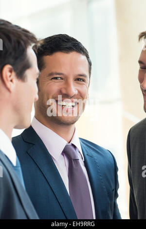 Geschäftsleute, die freundlichen Gespräch Stockfoto