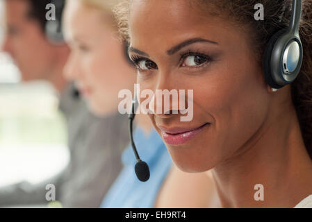 Frau arbeitet im Call-Center, selbstbewusst Lächeln Stockfoto