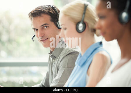 Profis arbeiten im Callcenter Stockfoto