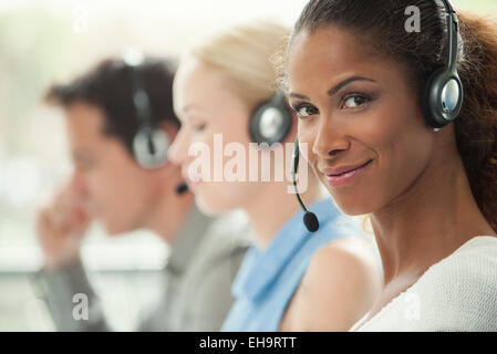 Telemarketer arbeiten im Callcenter Stockfoto