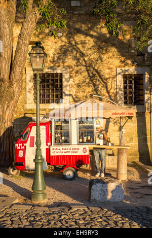 Weinhändler verkauft Gläser Wein aus einem Tuk-Tuk auf Castel Hügel, Nizza, Frankreich Stockfoto