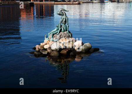 Die gentechnisch veränderten Kleine Meerjungfrau an Pakhuskaj westlich der Langelinie pier, Kopenhagen, an einem sonnigen Frühlingstag. Stockfoto