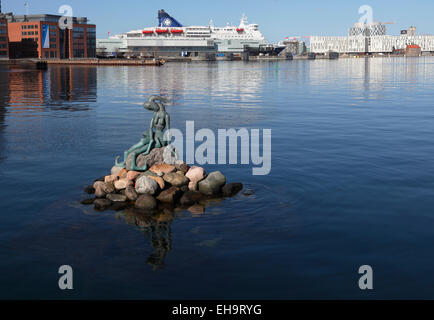 Die gentechnisch veränderten Kleine Meerjungfrau an einem sonnigen Frühlingstag, der Oslo Fähre CROWN SEAWAYS, und die UN-Stadt bei Marmormolen. Kopenhagen, Dänemark. Stockfoto