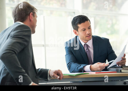 Unternehmer diskutieren Vertrag Erfüllung Stockfoto