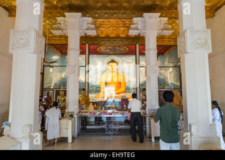 Menschen beten am Sri Maha Bodhi (Heilige Bodhi-Baum), Anuradhapura, North Central Province, Sri Lanka Stockfoto