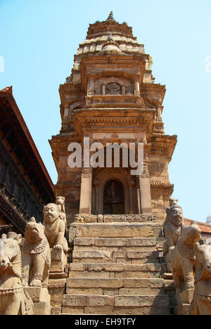 Alte buddhistische Statuen auf Bhaktapur Platz. Kathmandu, Nepal Stockfoto