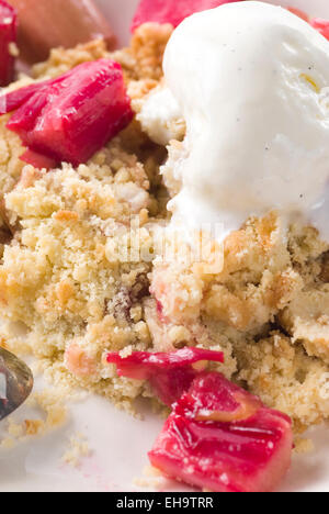 Rhabarber-Crumble mit Vanilleeis. Stockfoto