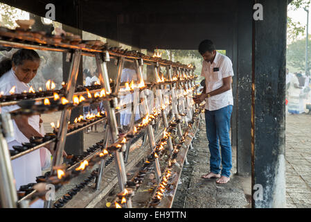 Glasbau für buddhistischen Gebet Lichter in die Heilige Stadt Anuradhapura, Sri Lanka, Asien Stockfoto