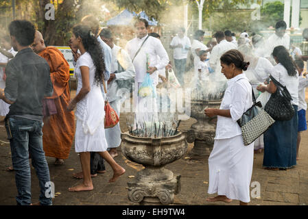 Glasbau für buddhistischen Gebet Lichter in die Heilige Stadt Anuradhapura, Sri Lanka, Asien Stockfoto