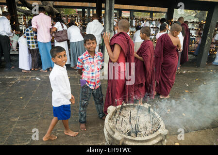 Glasbau für buddhistischen Gebet Lichter in die Heilige Stadt Anuradhapura, Sri Lanka, Asien Stockfoto