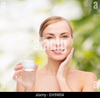 Frau Auftragen der Creme auf der Haut Stockfoto