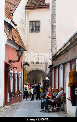 Leute sitzen im Café im freien Tisch in Puhavaimu Straße in der Altstadt von Tallinn, Estland Stockfoto