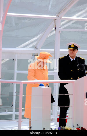 Southampton, UK. 10. März 2015. Ihre Majestät die Königin begleitet von His Royal Highness The Duke of Edinburgh offiziell benennen P & O Kreuzfahrten neues Flaggschiff BRITANNIA Credit: Paul Chambers/Alamy Live News Stockfoto