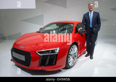 Ingolstadt, Deutschland. 10. März 2015. Der CEO der deutschen Automobilhersteller Audi, Rupert Stadler, steht neben einem Audi R8 V10 plus nach seiner Firma Bilanzpressekonferenz in Ingolstadt, Deutschland, 10. März 2015. Foto: ARMIN WEIGEL/Dpa/Alamy Live-Nachrichten Stockfoto