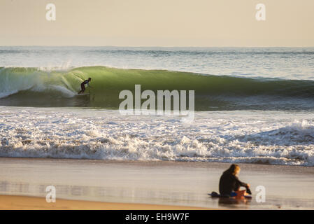 Surfer, die immer am Carcavelous Strand Portugal barreled Stockfoto