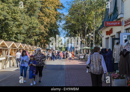 Menschen zu Fuß entlang der Fußgängerzone Jomas Iela in Majori, Jurmala, Lettland Stockfoto