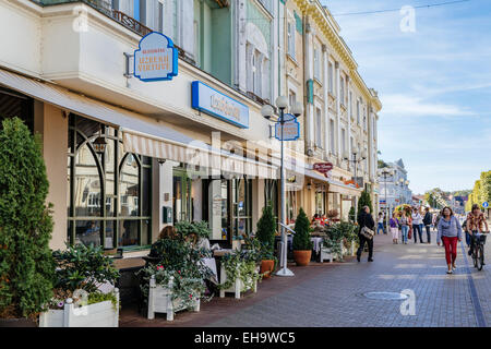 Menschen zu Fuß entlang der Fußgängerzone Jomas Iela in Majori, Jurmala, Lettland Stockfoto