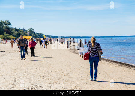 Menschen zu Fuß am Strand von Majori, Jurmala, Lettland Stockfoto