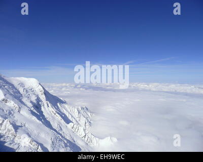 Ein Foto vom Gipfel des Auguille du Midi, Mt. Blanc blickte der Steilwand in die Wolken unter Stockfoto