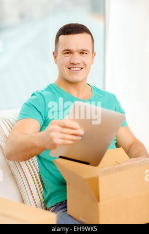 Karton öffnen und Herausnehmen der Tablet-pc Stockfoto