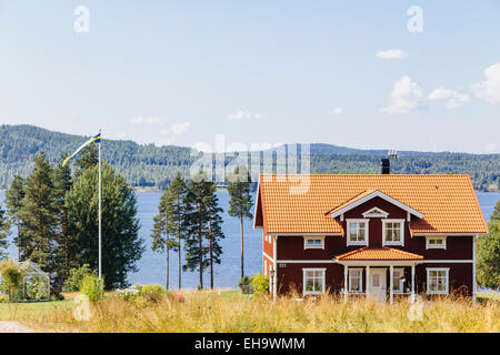 Traditionelle schwedische Landhaus in Falu rot lackiert am Ufer des See Siljan in Tallberg, Schweden Stockfoto