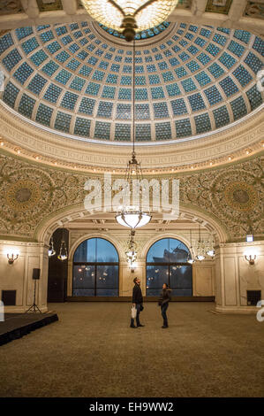 Chicago, USA.  Nach oben auf die Tiffany Kuppel im Chicago Cultural Center. Stockfoto