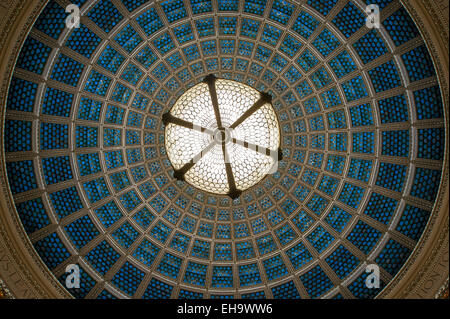 Chicago, USA.  Nach oben auf die Tiffany Kuppel im Chicago Cultural Center. Stockfoto