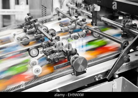 Nahaufnahme von einer Offset-Druckmaschine während der Produktion Stockfoto