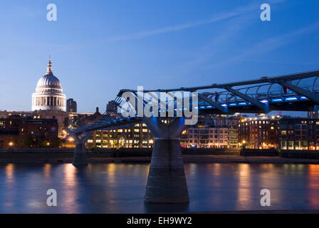 London, 19. August 2013: Saint-Paul Kathedrale & Millennium Bridge beleuchtet in der Nacht vom 19 Aug auf der Themse, London, UK Stockfoto