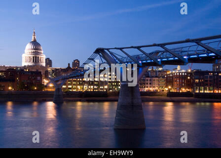 London, 19. August 2013: Saint-Paul Kathedrale & Millennium Bridge beleuchtet in der Nacht vom 19 Aug auf der Themse, London, UK Stockfoto