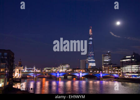 London, 19. August 2013: The Shard & Southwark Bridge beleuchtet in der Nacht vom 19 Aug mit einem Vollmond, die Themse, London, UK Stockfoto