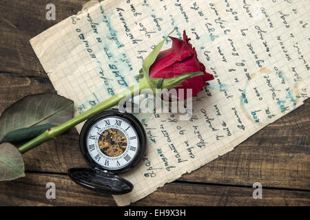 Liebesbrief und Rose auf hölzernen Hintergrund, von oben Stockfoto