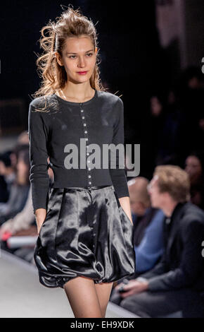Paris, Frankreich. 10. März 2015. Ein Modell stellt eine Kreation von Agnes b. während der Paris Fashion Week Herbst/Winter 2015-2016 in Paris, Frankreich, am 10. März 2015. Bildnachweis: Chen Xiaowei/Xinhua/Alamy Live-Nachrichten Stockfoto