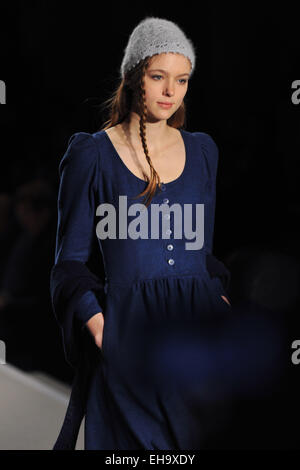 Paris, Frankreich. 10. März 2015. Ein Modell stellt eine Kreation von Agnes b. während der Paris Fashion Week Herbst/Winter 2015-2016 in Paris, Frankreich, am 10. März 2015. Bildnachweis: Chen Xiaowei/Xinhua/Alamy Live-Nachrichten Stockfoto