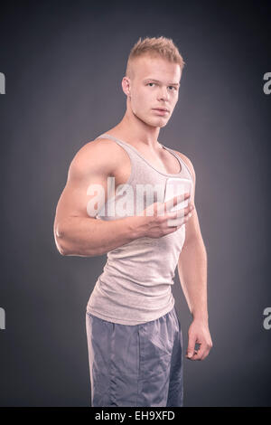 Studio-Porträt eines jungen Mannes in der Bodybuilder-Pose auf diese Weise ein Selbstporträt Stockfoto